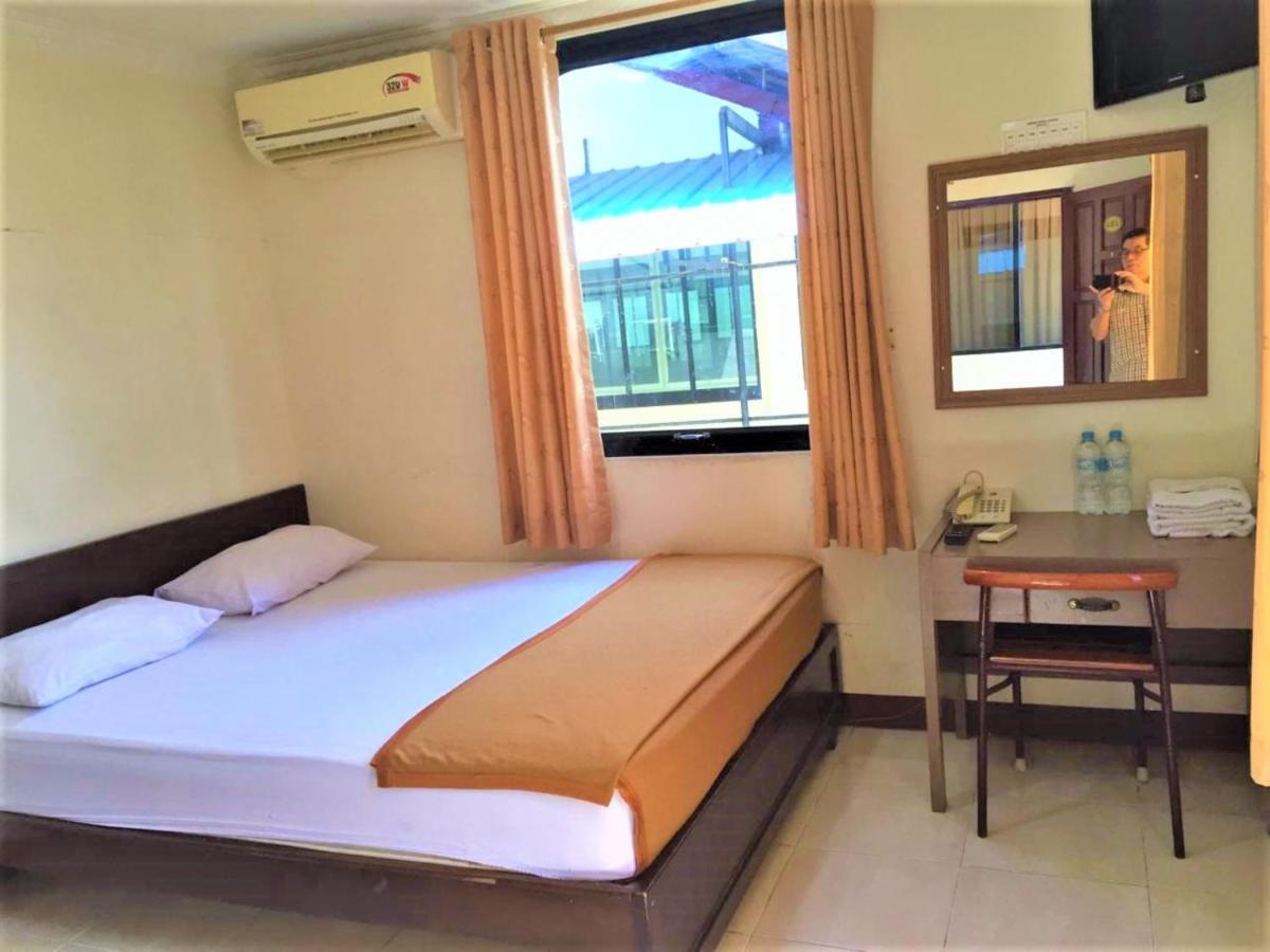 Hotel Aroma Inn Понтианак Экстерьер фото