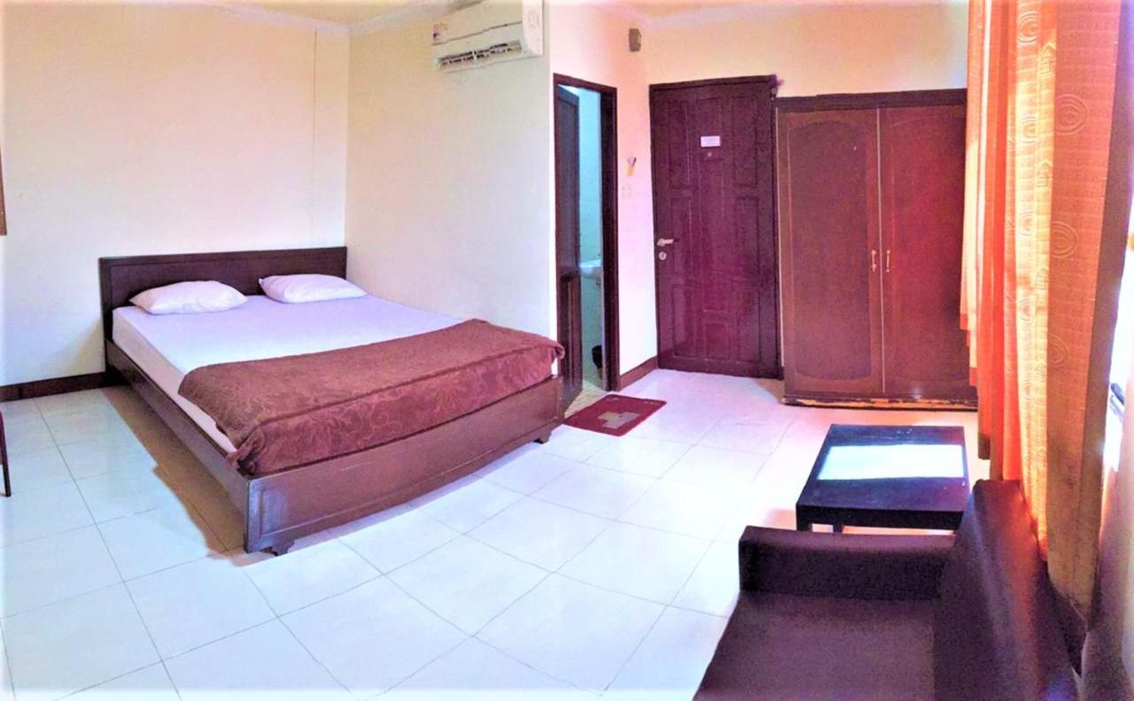 Hotel Aroma Inn Понтианак Экстерьер фото